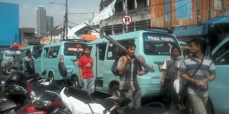 Rambu dilarang parkir yang dipasang Dishub DKI Jakarta di pertigaan menuju Jalan Jati Bunder, Tanah Abang, Jakarta, Jumat (3/8/2013). Penertiban dilakukan secara menyeluruh, khususnya untuk menghidupkan Blok G Tanah Abang.
