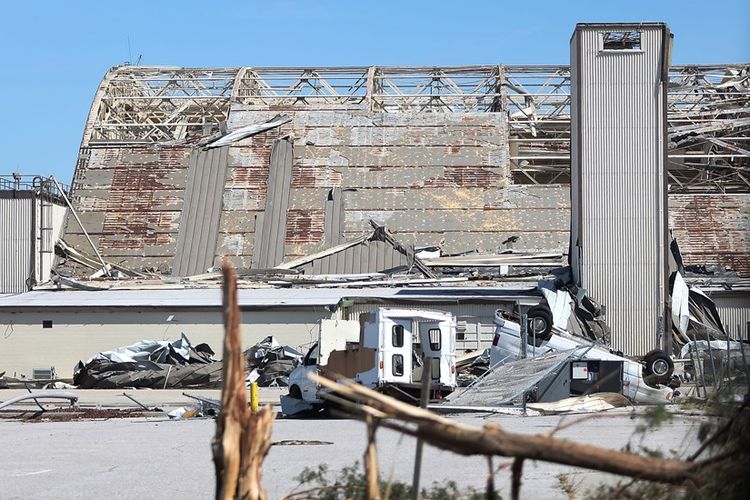 Kondisi hanggar di Pangkalan Udara Tyndall, Florida, AS, usai diterjang badai Michael.