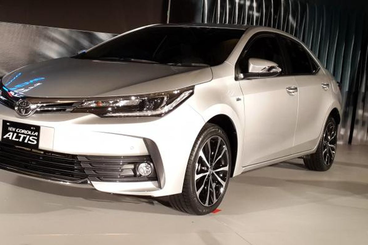 Toyota Corolla Altis facelift meluncur bersama Innova Venturer di Jakarta, Senin (16/1/2017).