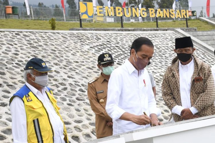 Foto Biro Pers, Media, dan Sekretariat Presiden: Presiden Joko Widodo meresmikan empat embung dalam kunjungan kerjanya ke Jawa Tengah, Selasa (14/12/2021).