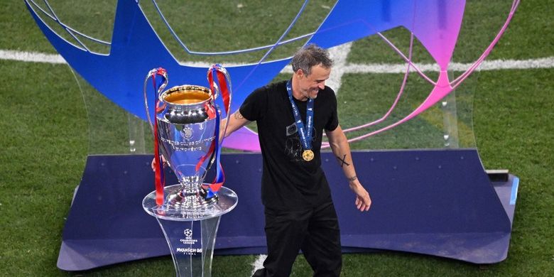 Pelatih kepala Paris Saint-Germain asal Spanyol Luis Enrique berjalan melewati trofi setelah pertandingan final Liga Champions UEFA antara Paris Saint-Germain (PSG) dan Inter Milan di Munich, Jerman selatan pada 31 Mei 2025.