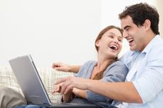 Tertawa Mampu Tingkatkan Kemesraan dengan Pasangan