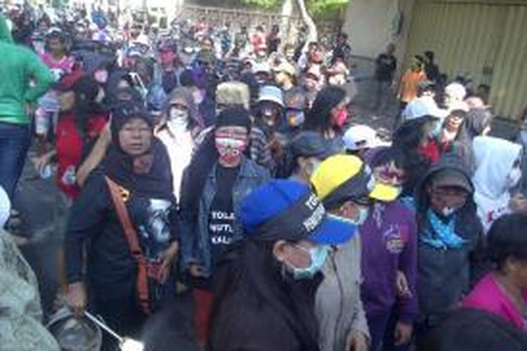 Ratusan PKS Dolly juga ikut blokir jalan masuk ek gang Dolly. Mereka menolak penutupan gang Dolly oleh Pemkot Surabaya yang akan deklarasikan pada Rabu (18/6/2014) malam.