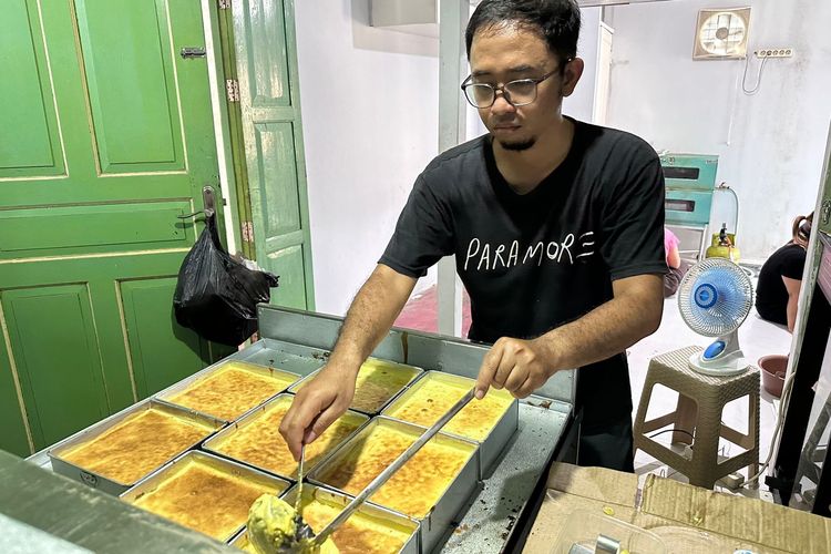 Ryan pemilik usaha kue lapis legit di Pontianak, Kalbar. Kue lapis menjadi salah satu kue yang wajib ada di meja-meja rumah saat hari raya Idul Fitri. 