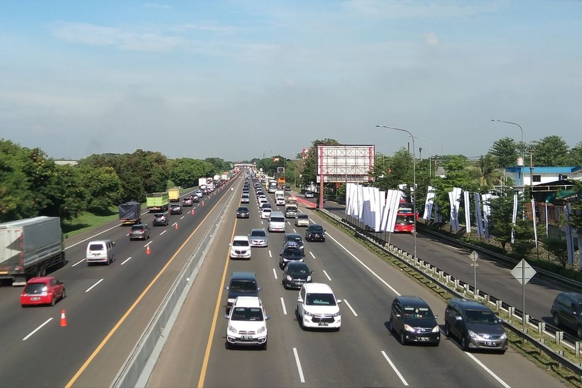 Arus lalu lintas di tol Jakarta-Cikampek kilometer 57 pada 24 Desember 2020.