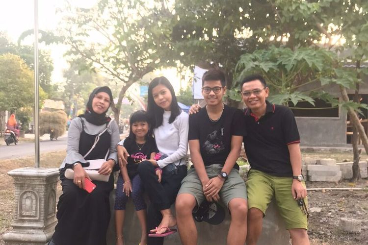 Sosok Syabda Perkasa Belawa (21) bersama keluarganya.