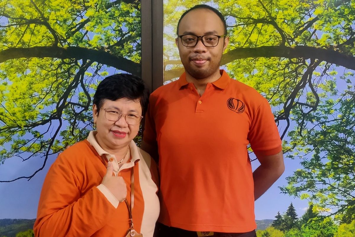 Kepala Puskesmas Sentolo I, Renny Lo dan Sotya Satmoka Adira di Puskesmas Sentolo I, Kalurahan Sentolo, Kapanewon Sentolo, Kabupaten Kulon Progo, Daerah Istimewa Yogyakarta.