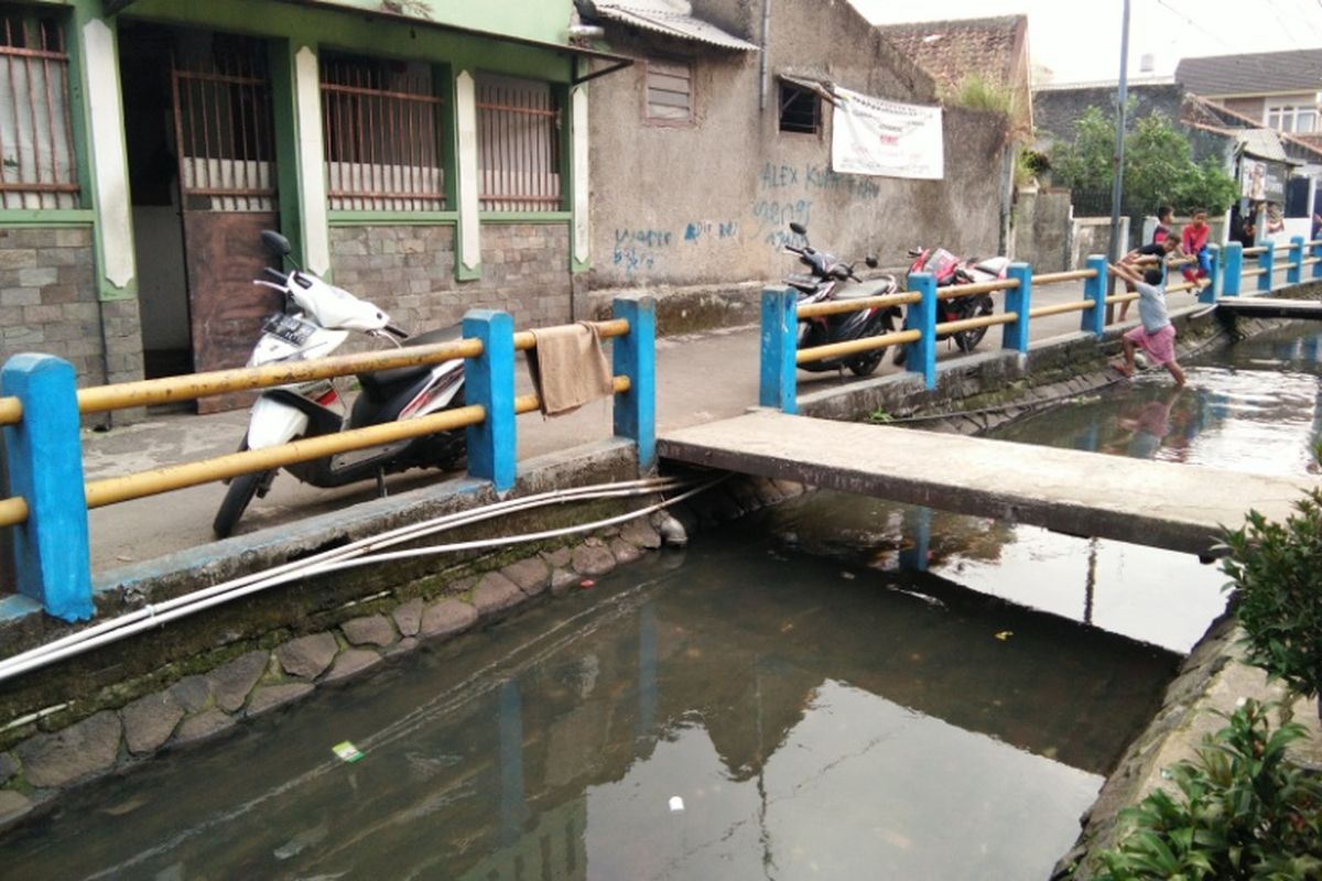 Beberapa anak kecil saat bermain di sungai Babakan Irigasi Pagarsih, Senin (3/7/2017) sore. Sungai tersebut tengah menyita perhatian warganet lantaran beredarnya foto di Instagram yang memperlihatkan air sungai berwarna pekat. 