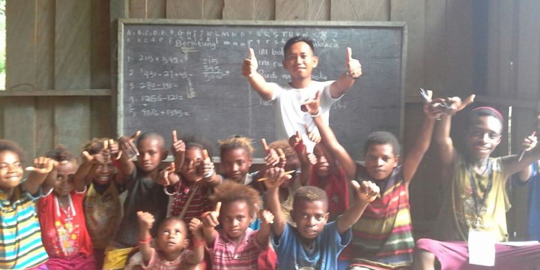 Seorang Guru Garis Depan Sahril Anci bersama para muridnya di Manokwari Selatan, Papua Barat. Sahril merupakan GGD angkatan pertama yang ditugaskan ke Papua Barat.