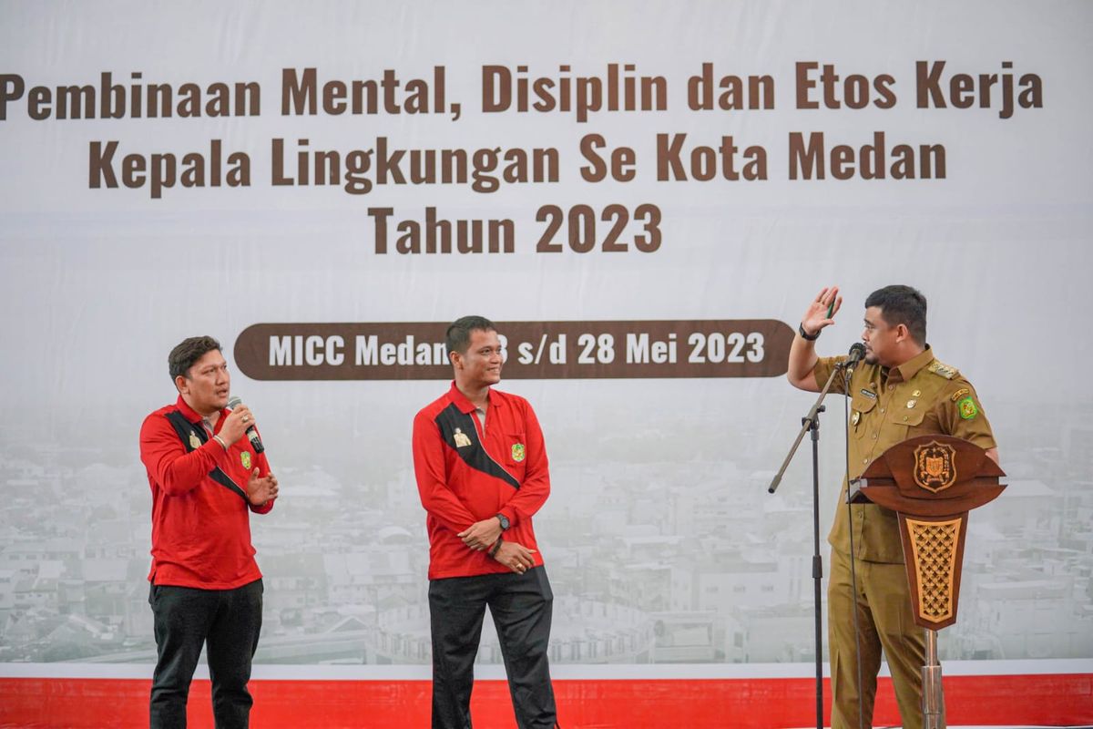 Wali Kota (Walkot) Medan Bobby Nasution saat menghadiri acara Pembinaan Mental, Disiplin, dan Etos Kerja Kepala Lingkungan se-Kota Medan Tahun 2023 di Gedung Medan International Convention Centre Jalan Ringroad Medan, Selasa (23/5/2023).
