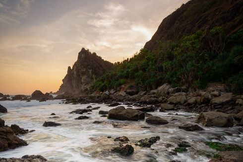 Pantai Watu Lumbung di Gunungkidul, Punya Hamparan Batu yang Eksotis