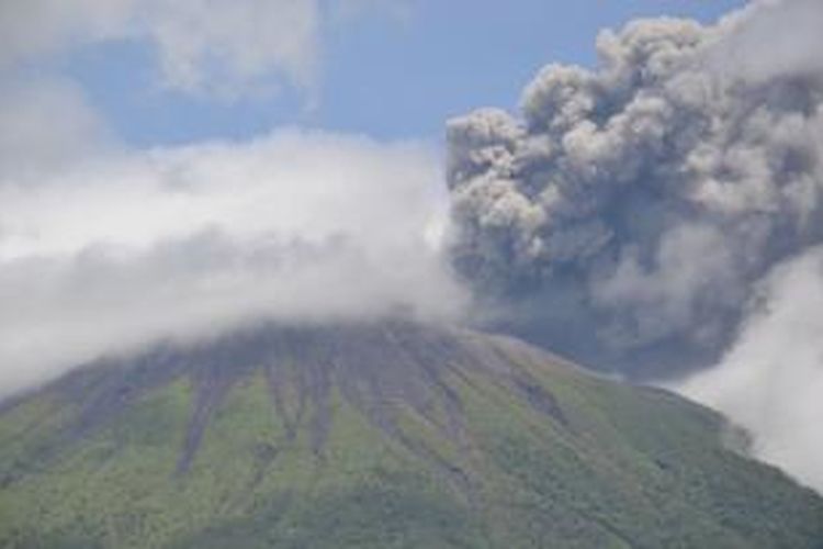 Gunung Gamalama, Ternate, Maluku Utara kembali semburkan abu vulkanik setinggi 300-500 meter
