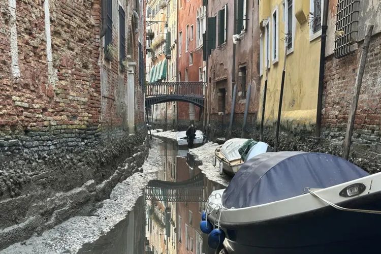 Air kanal di Venesia yang mengering.