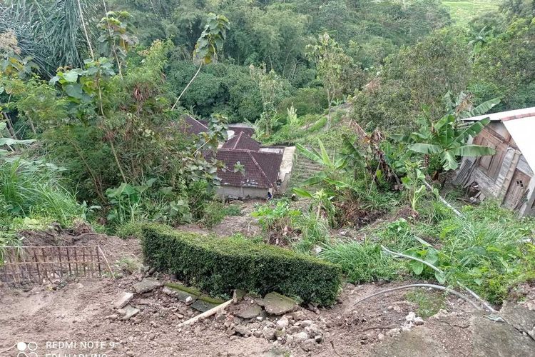 Diguyur hujan lebat dua rumah warga di Kabupaten Magetan tertimpa longsoran bukit setinggi 50 meter. Tidak ada korban jiwa dalam peristiwa tersebut.