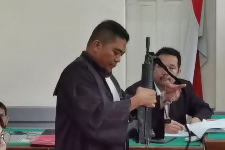 Jaksa menunjukan senjata laras panjang milik AKBP Akhiruddin saat persidangan di Pengadilan Negeri Medan, Senin (17/7/2023)