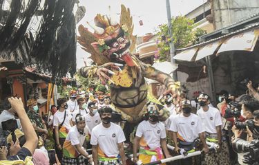 Warga mengangkat ogoh-ogoh saat pawai di Kampung Bali di Harapan Jaya, Bekasi, Jawa Barat, Rabu (2/3/2022). Ogoh-ogoh yang diarak sehari sebelum Hari Raya Nyepi bertemakan toleransi umat beragama di Kota Bekasi dan menggambarkan kondisi kehidupan masyarakat selama pandemi COVID-19.