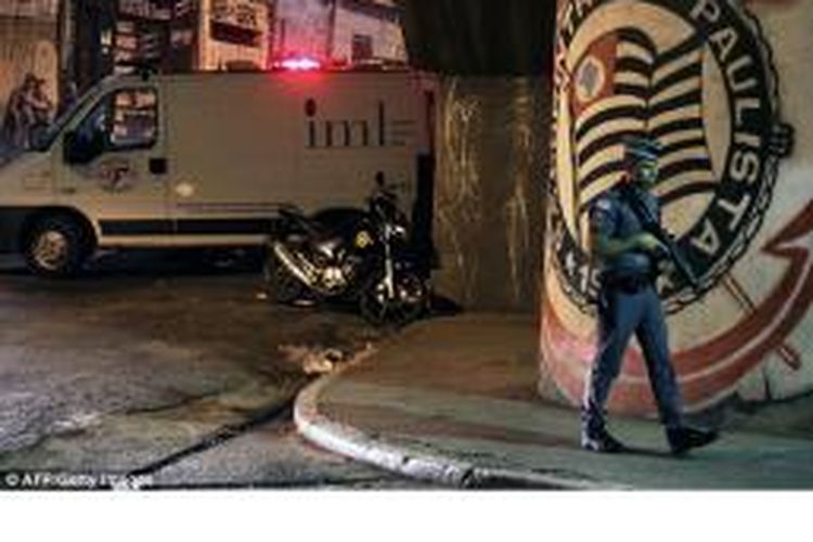 Polisi berjaga di lokasi penyerangan oleh pria bersenjata ke markas klub Corinthians, yang menewaskan delapan pendukung klub Brasil itu.