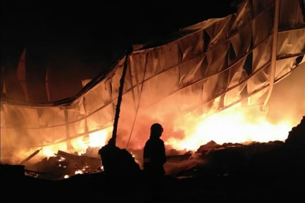 Sebuah gudang plastik di Pergudangan Royal kosambi blok B, Tangerang, mengalami kebakaran pada Rabu (11/9/2019). Kebakaran terjadi diduga akibat korsleting listrik. 
