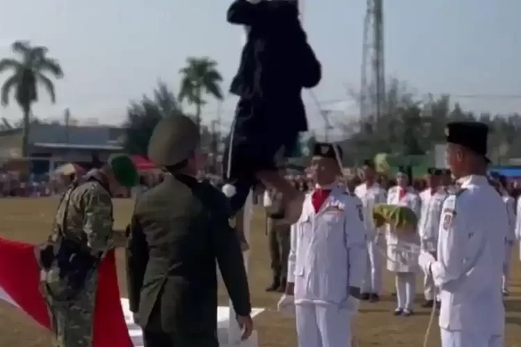 Aksi Heroik Guru SD di Tuban, Memanjat Tiang Bendera Saat Tali Putus di Upacara HUT ke-81 RI