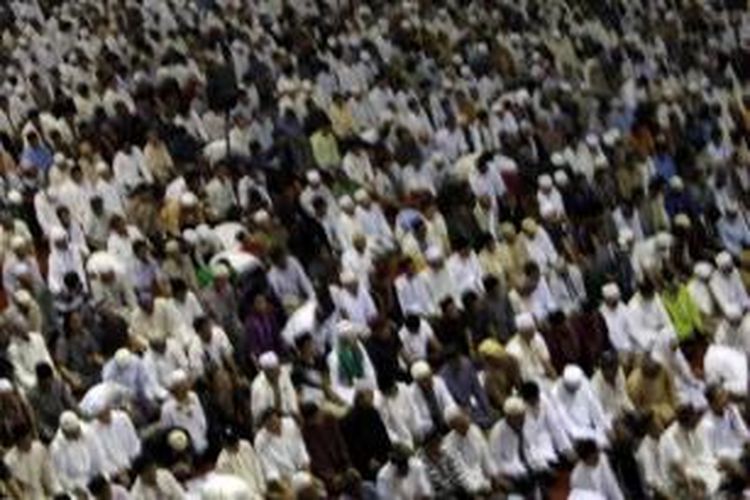 Ribuan umat muslim melakukan Shalat Idul Fitri 1434 Hijriah di Masjid Istiqlal, Jakarta Pusat, Kamis (8/8/2013). Umat Islam merayakan Hari Raya Idul Fitri setelah sebulan menjalankan ibadah puasa.