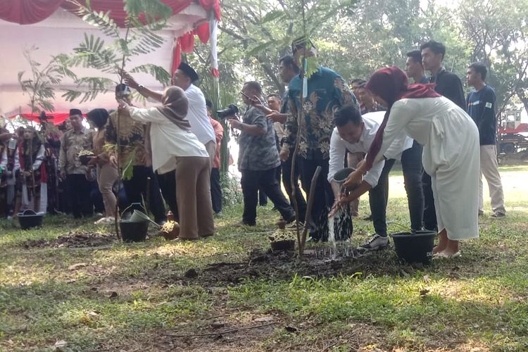 Unik, Calon Pengantin di Jombang Wajib Tanam Pohon Sebelum Nikah