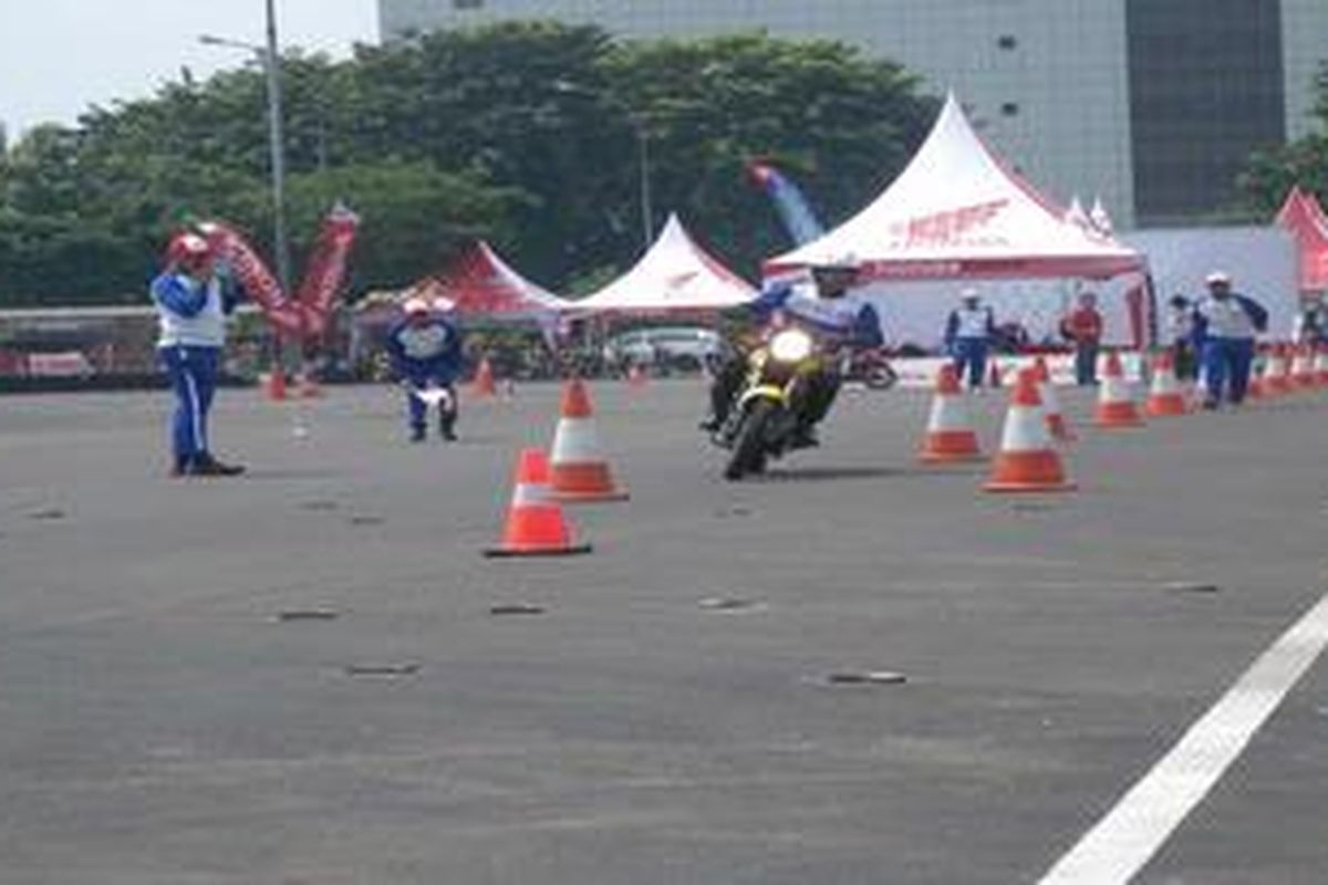 Para instruktur melakukan slalom figure
