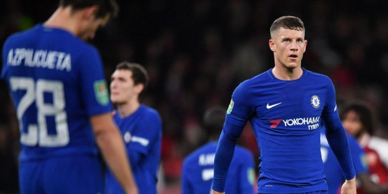 Ross Barkley (kanan) dalam partai Chelsea lawan Arsenal pada Piala Liga Inggris di Stadion Emirates, London, 24 Januari 2018.
