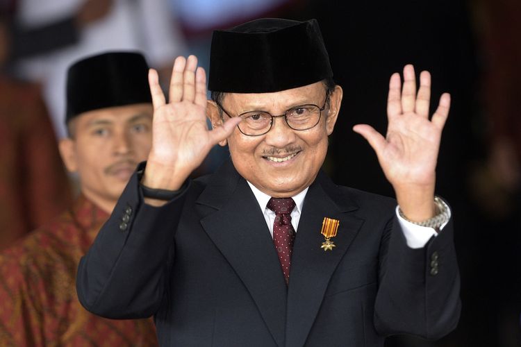 FOTO DOKUMENTASI. Presiden ketiga RI BJ Habibie melambaikan tangan saat akan menghadiri Sidang Tahunan MPR Tahun 2015 di Kompleks Parlemen, Senayan, Jakarta, Jumat (14/8/2015). Sidang Tahunan MPR diselenggarakan dengan agenda penyampaian pidato Presiden Joko Widodo mengenai laporan kinerja lembaga-lembaga negara. ANTARA FOTO/Sigid Kurniawan/kye/ama.