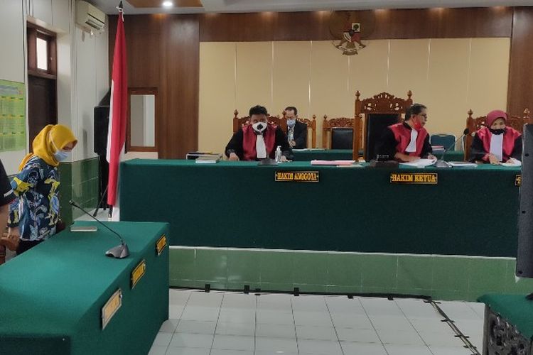 Majelis Hakim Pengadilan Negeri Tegal menggelar sidang putusan warga terdampak penggusuran yang menggugat PT. KAI, Pemkot Tegal, Lurah Panggung dan BPN Kota Tegal, di ruang sidang Pengadilan Negeri setempat, Kamis (22/7/2021).