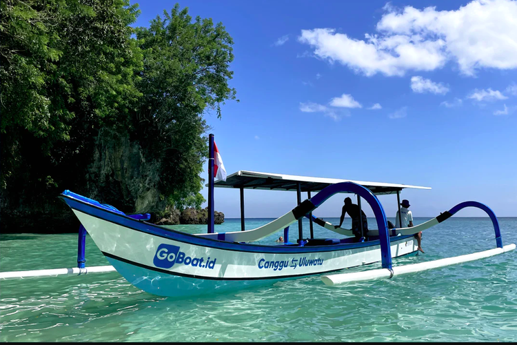 Transportasi perahu cadik yang disediakan GoBoat untuk perjalanan dari Canggu ke Uluwatu, Bali dan sebaliknya 