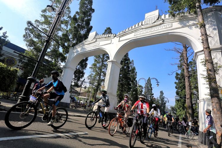 Suasana Car Free Day (CFD) di Bandung. 