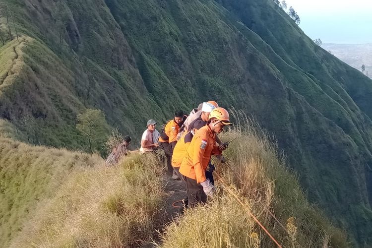 Tim SAR gabungan saat berupaya mengevakuasi jenazah, DM (28), pendaki perempuan yang ditemukan tewas usai terjatuh ke jurang sedalam 250 meter di Gunung Abang, Kabupaten Bangli, Provinis Bali, pada Sabtu (14/9/2024). 