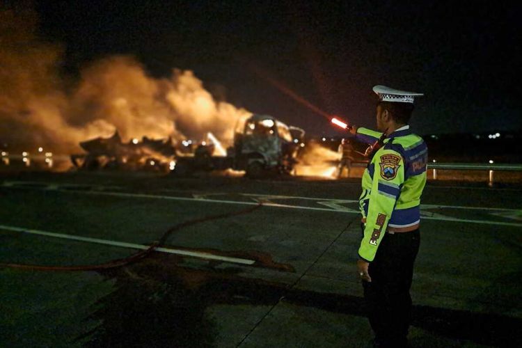 Petugas melakukan olah TKP di lokasi kebakaran sebuah truk tangki di Jalan Tol Jombang - Mojokerto, Kamis (7/12/2023) malam.