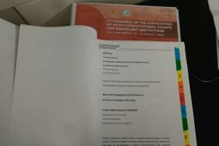 Penggunaan bahasa Rusia dalam bundel materi yang diberikan pada delegasi negara anggota Asosiasi Mahkamah Konstitusi dan Lembaga Sejenis se-Asia (Association of Asian Consitutional Court and Equivalent Institutions atau AACC) saat Kongres ke-3 AACC, Kamis (11/8/2016).