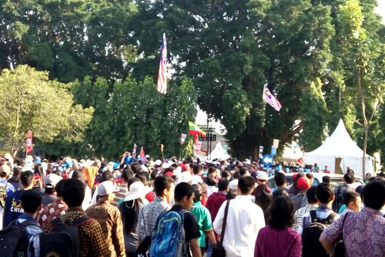 Para peserta Asian Youth Day ke 7 saat masuk ke Lapangan Dirgantara, Akademi Angkatan Udara, Yogyakarta Minggu (06/08/2017).