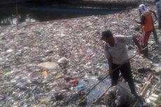 Petugas Mudik Dua Hari, Sampah Menumpuk di Kali Sentiong