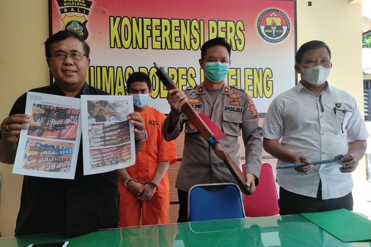 Polisi menunjukkan tersangka dan barang bukti kasus pencurian puluhan senapan angin di Kelurahan Sukasada, Kecamatan Sukasada, Kabupaten Buleleng, Provinsi Bali.