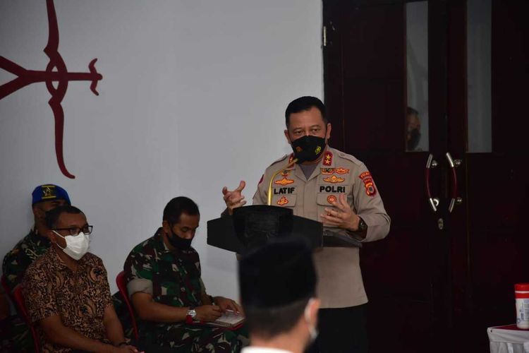 Kapolda Maluku, Irjen Pol Lotharia Latif saat memberikan paparan dalam acara silaturahim bersama para raja di Gedung Latupati Maluku di kawasan Passo, Ambon, Jumat (18/2/2022)