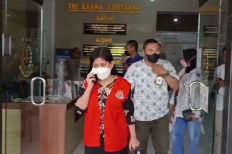 HIP (37), mantan bendahara Dinas PMD-KB Kabupaten Tuban, usai ditetapkan tersangka dan hendak dijebloskan penjara oleh Kejaksaan Negeri Tuban, Jumat (8/4/2022).