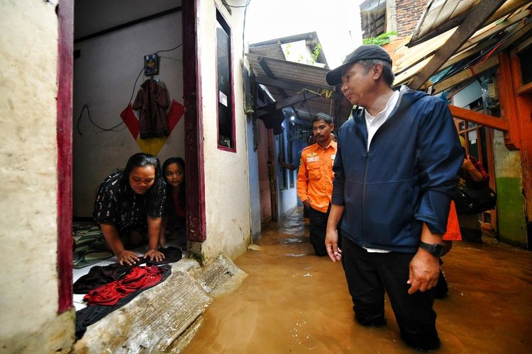 Pj Gubernur Jabar, Bey Machmudin saat meninjau banjir yang merendam ribuan rumah warga di Kelurahan Dayeuhkolot, Kecamatan Dayeuhkolot, Kabupaten Bandung, Sabtu (25/1/2025).