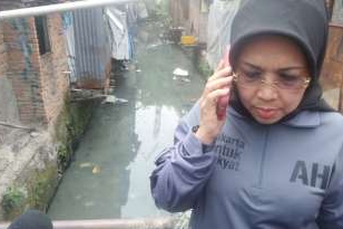 Sylviana Murni menghubungi Kepala Dinas Tata Air ketika melihat parit di Pasar Poncol dipenuhi sampah dan lumpur, Senin (7/11/2016)