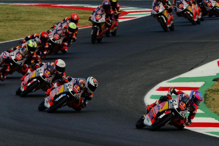 Veda Ega Pratama saat berlaga pada Red Bull Rookies Cup 2025 di Sirkuit Mugello, Italia