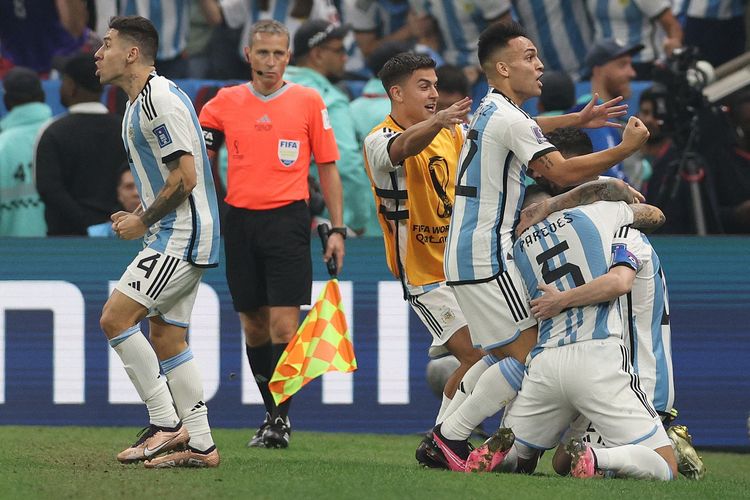 Para pemain Argentina merayakan gol setelah Lionel Messi mencetak gol ketiga pada final Piala Dunia 2022 Qatar antara Argentina vs Perancis di Stadion Lusail di Lusail, utara Doha pada Minggu 18 Desember 2022.