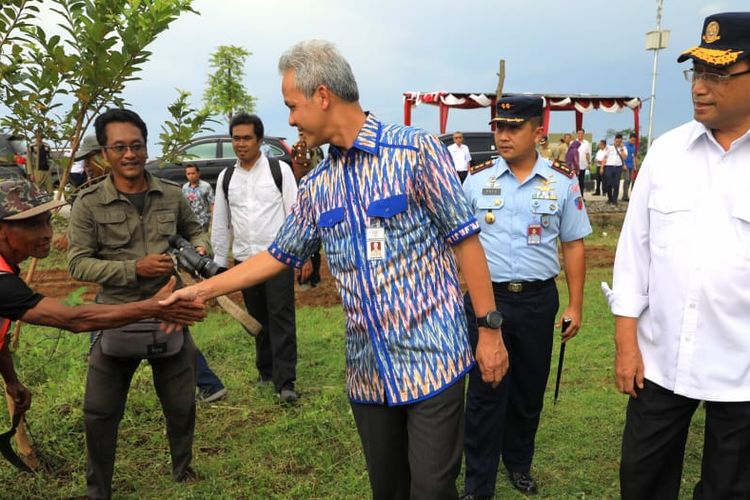 Gubernur Jawa Tengah Ganjar Pranowo mendampingi Menteri Perhubungan (Menhub), Budi Karya Sumadi, meninjau lokasi pembangunan Bandara Wirasaba di Kabupaten Purbalingga, Selasa (12/3/2019).