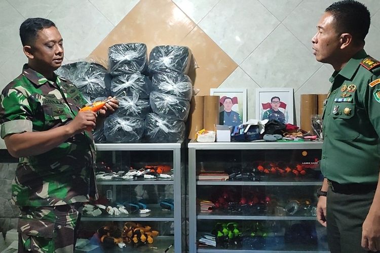 Letkol Infantri Bambang Kurniawan, Dandim 0615 bersama beberapa pihak mendatangi rumah Sertu sertu Agus Rahwan Awaludin Staf Kodim 0615, yang viral karena bangunan rumah megah di sekitar kuburan, pada Selasa (27/6/2023). Bambang juga menunjukan produksi Laser Khitan milik Agus yang tembus ekspor ke 64 negara.