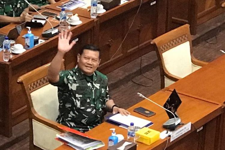 KSAL Laksamana Yudo Margono melambaikan tangannya dalam acara uji kelayakan dan kepatutan Calon Panglima TNI di DPR, Jumat (2/12/2022). Yudo merupakan calon tunggal pilihan Presiden Jokowi untuk menggantikan posisi Jenderal Andika.