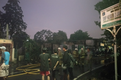 Korban Kebakaran Manggarai Mengungsi ke Gedung Karang Taruna dan Masjid SMPN 3