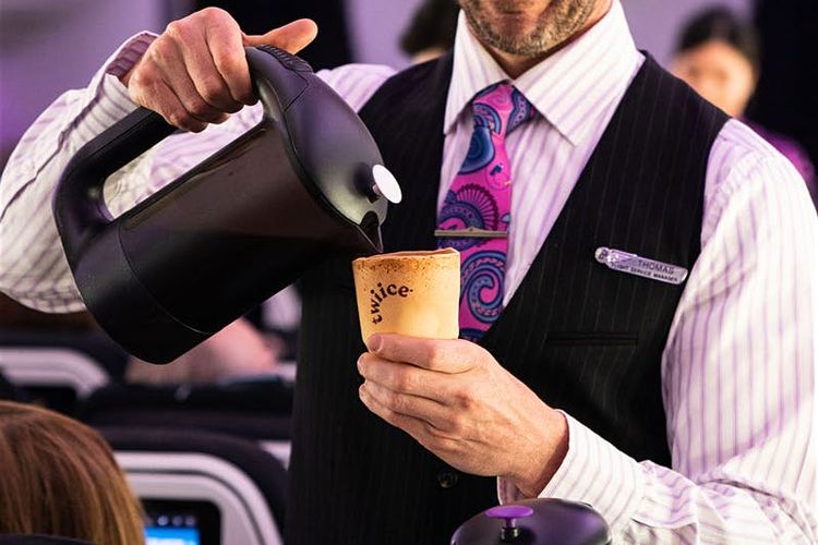 Cangkir kopi yang bisa dimakan, terobosan baru Air New Zealand dalam upaya memenuhi tantangan teknologi berkelanjutan lingkungan.