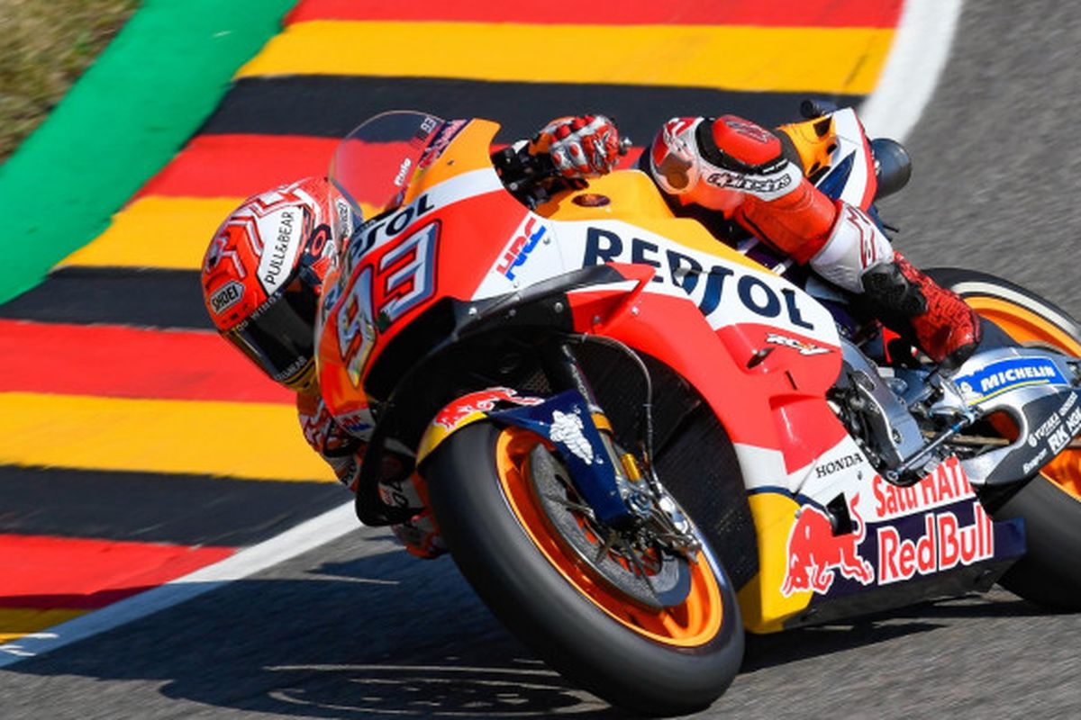 Marc Marquez saat menjalani sesi latihan bebas di Sirkuit Sachsenring, Jerman, Jumat (13/7/2018).
