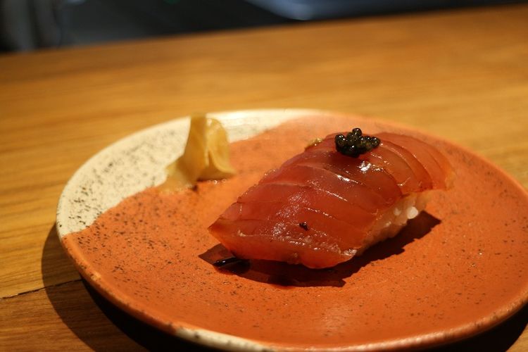 Tuna nigiri salah satu hidangan pembuka di Uni Restaurant, Bali